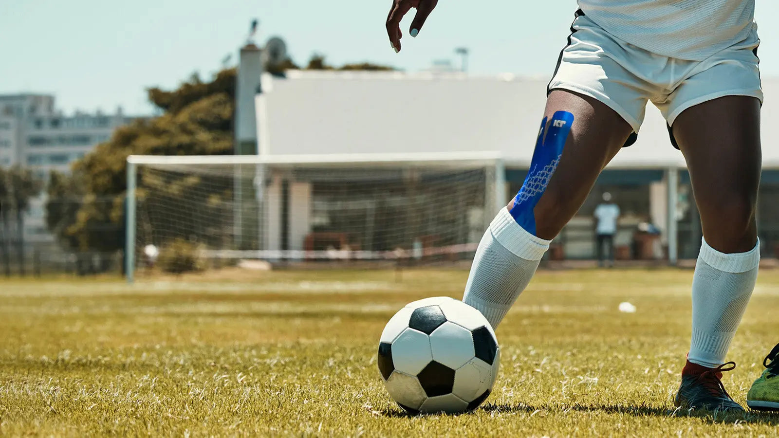 サッカー選手のためのテーピングガイド：プロが信頼するKT TAPEでフィールド復帰を！