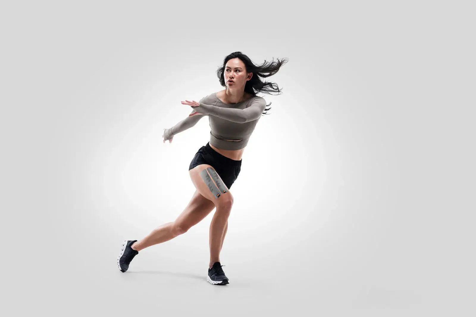 太もも(大腿部)のテーピング方法：KT TAPEによる動きのサポートとコンディション維持